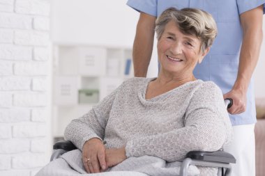Onun caregiver ile kadın kıdemli gülümsedi