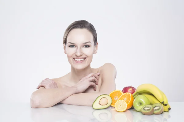 Mujer sonriente con frutas — Foto de Stock