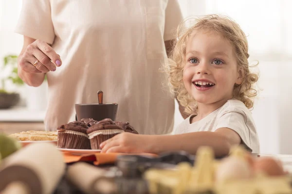 Ребенок готов есть кексы — стоковое фото