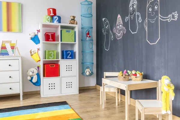 Habitación infantil con pared de pizarra — Foto de Stock