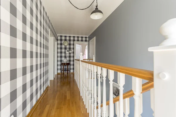 Домашний коридор в коттеджном стиле — стоковое фото