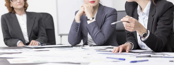 Drei Geschäftsfrauen sitzen in ihrem Büro — Stockfoto