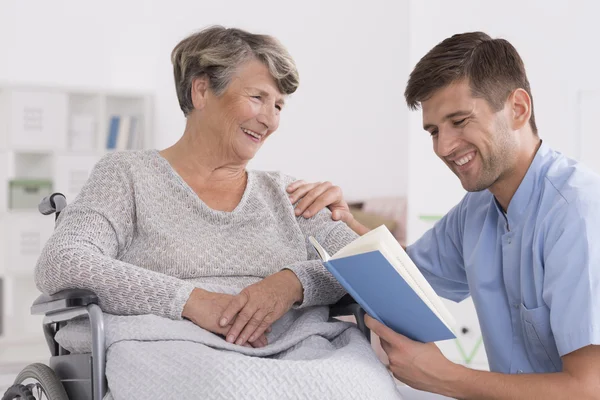 Lächelnde Seniorin im Rollstuhl — Stockfoto