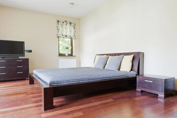 Schlafzimmer mit Ehebett — Stockfoto