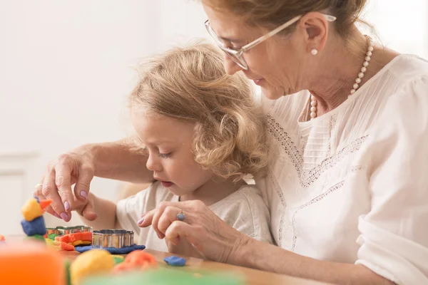 Manny helpen om een speeltje — Stockfoto