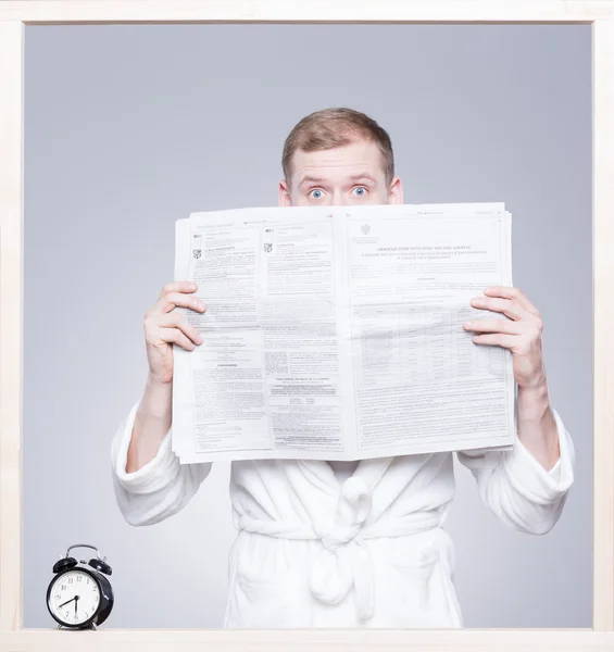 Homem segurando o jornal diário — Fotografia de Stock