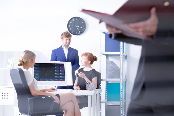 Kontorsanställda som sitter på jobbet — Stockfoto