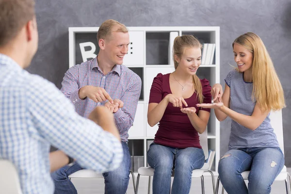 İnsanlar işaret dili kursu sırasında — Stok fotoğraf