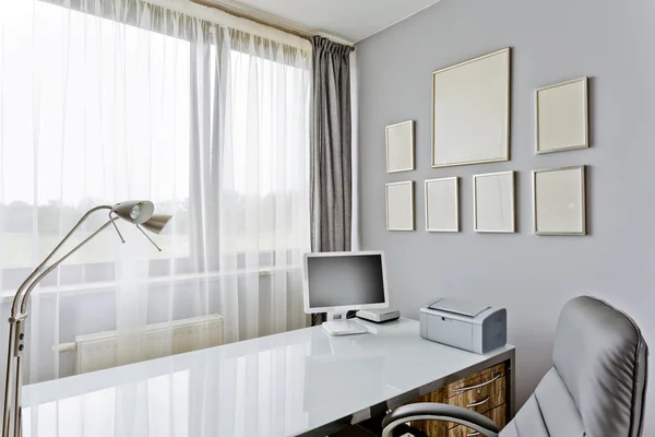 Bureau à domicile dans un style luxueux — Photo