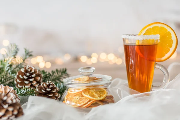 Composição de inverno com cones de pinheiro — Fotografia de Stock