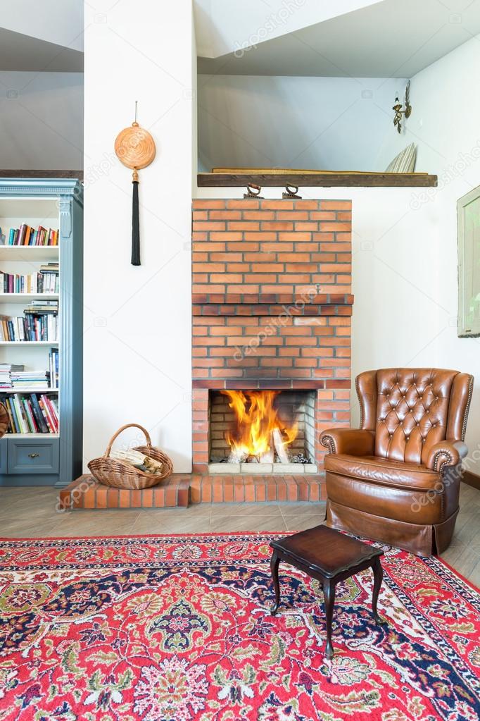 Cheminée Dans Une Chambre Rustique Avec Chaise Confortable Tapis