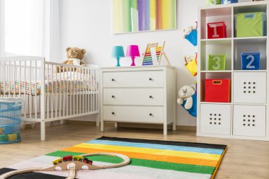Beyaz beşik ve Çekmeceli bebek odası