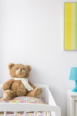 Tatlı ayıcık bir beşik içinde