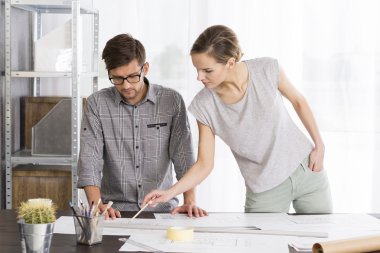 Kadın bir şey onun meslektaş işaret ediyor