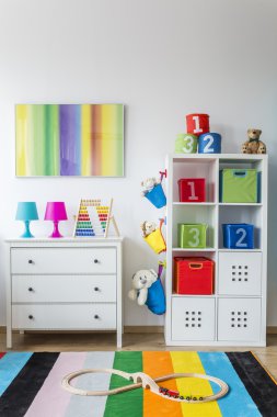 Oyuncak dolu bebek odası