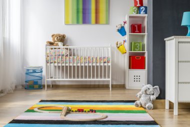 Renkler ve geniş bebek odası tam