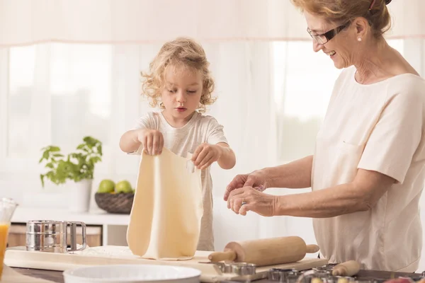 Niño haciendo pastel con la abuela — Foto de Stock