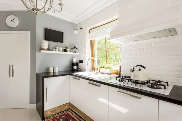 Cozinha em plano aberto com mobiliário branco — Fotografia de Stock