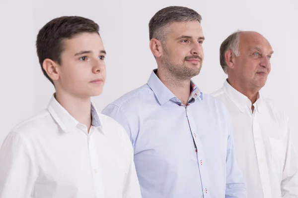 Elegante tiener met zijn vader en grootvader — Stockfoto
