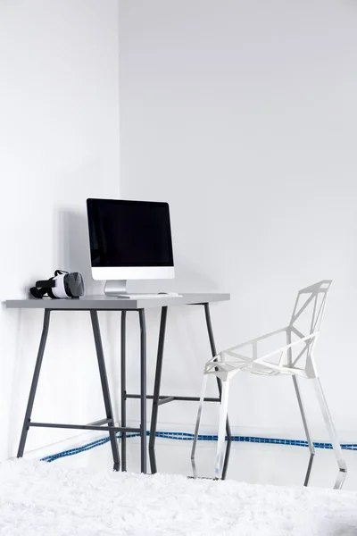 Minimalistic white room with chair and desktop — Stock Photo, Image
