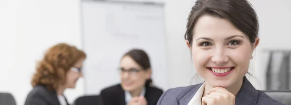 Mujer de negocios sonriente con amigos —  Fotos de Stock