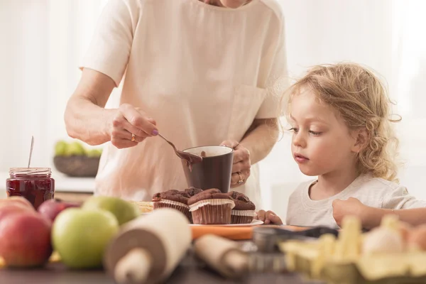 Young boy looking at  muffins — Stock Photo, Image