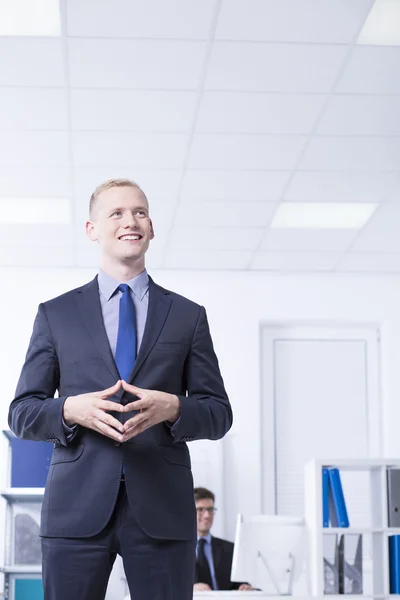 Homem sorriu de terno em escritório brilhante — Fotografia de Stock
