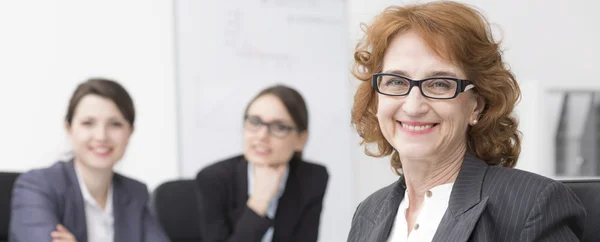 Glückliche Geschäftsfrau im Amt — Stockfoto