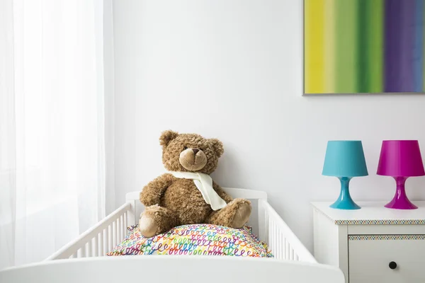 Kind kamer met een wieg en teddy bear — Stockfoto
