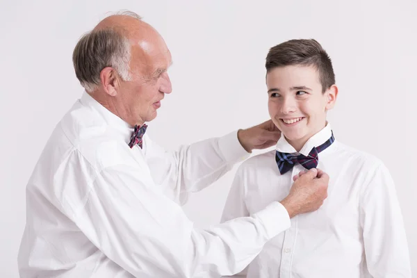 Eleganter Großvater hilft seinem Enkel beim Halsband — Stockfoto