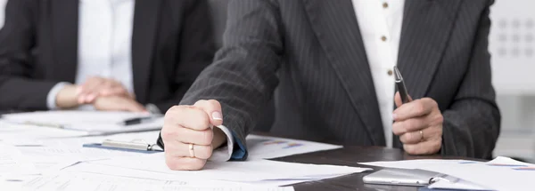 Businesswoman keeping her fist on a table — Stock Photo, Image