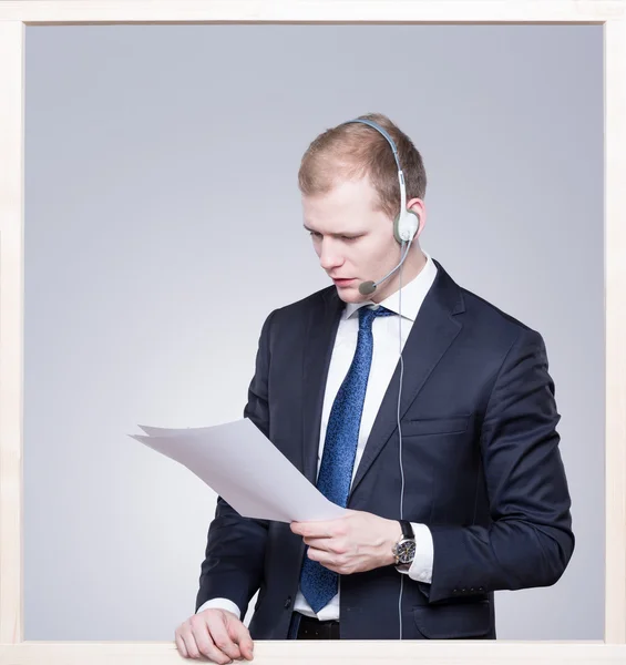 Call center medewerker lezen van de notities — Stockfoto