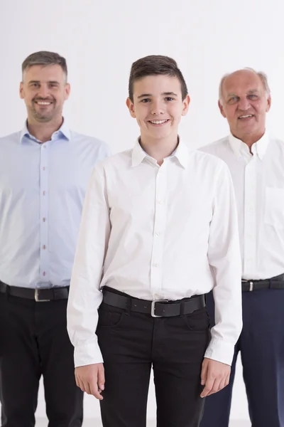 Adolescent souriant avec son père et son grand-père — Photo