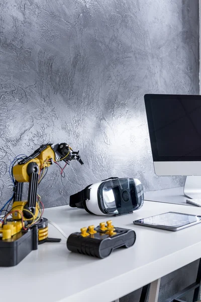 Рабочий стол с электронными прототипами роботов — стоковое фото