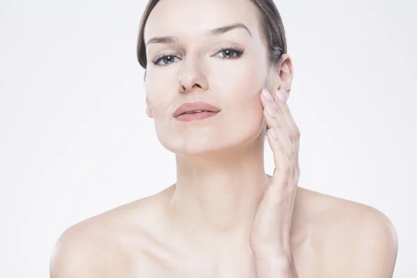 Mujer aplicando crema en la cara — Foto de Stock