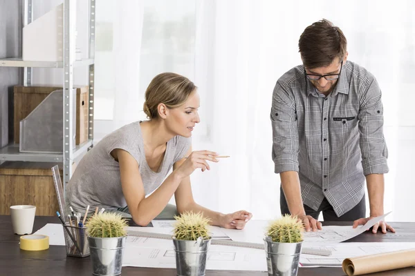 Donna e uomo che lavorano in ufficio con alcuni documenti — Foto Stock