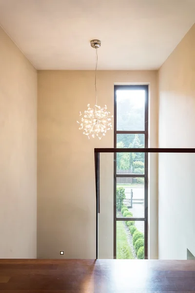 Büyük pencereli aydınlık koridor — Stok fotoğraf