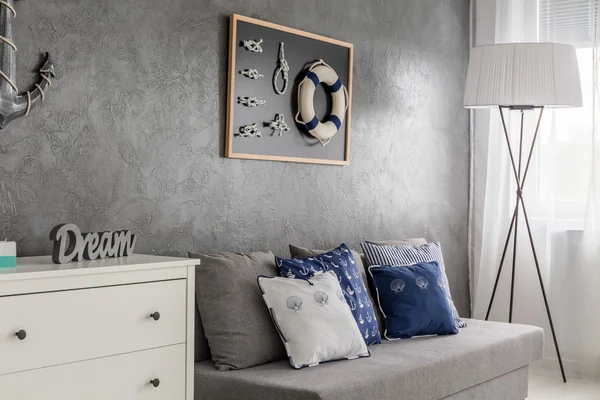 Habitación gris con decoración náutica — Foto de Stock