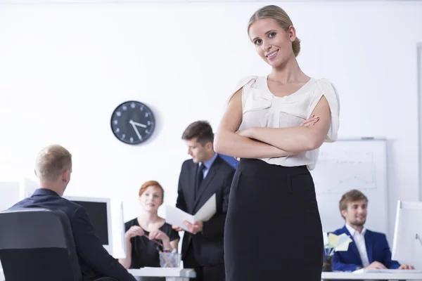 Mujeres jóvenes empresarias en el trabajo —  Fotos de Stock