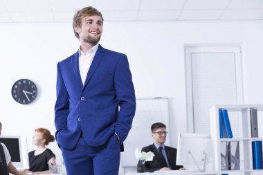 Açık alan Office mavi elbiseli adam