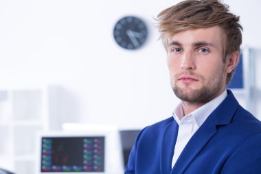 Ofisinde zarif genç adam. 