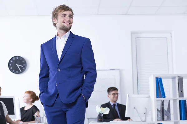 Hombre en traje azul en oficina de espacio abierto — Foto de Stock