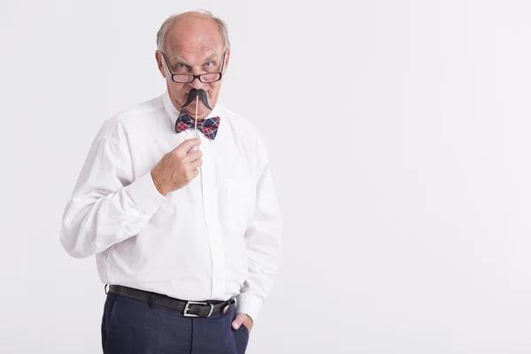 Eleder eleganta mannen med papper mustasch — Stockfoto