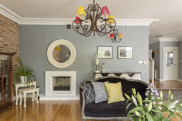 Moderne woonkamer met meubels in verschillende ontwerpen stijlen — Stockfoto