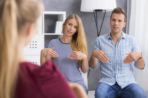 Lenguaje de señas de aprendizaje en pareja — Foto de Stock