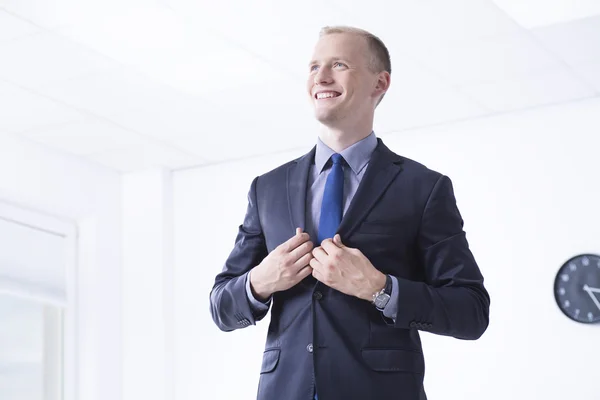 Mannen i kostym i kontorslokaler — Stockfoto
