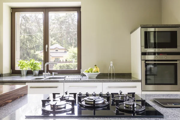 Cozinha bancada granítica com um fogão — Fotografia de Stock