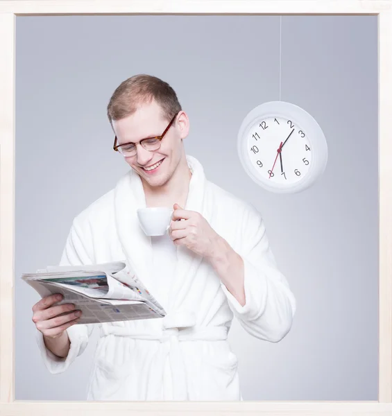 Homme lisant le journal et buvant du café — Photo