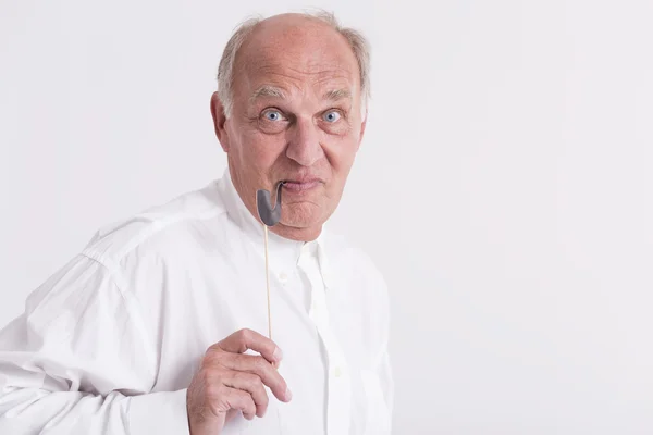 Mannen houden van de papier-pijp in zijn mond — Stockfoto