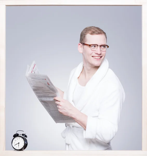 Mann im Bademantel liest Zeitung — Stockfoto